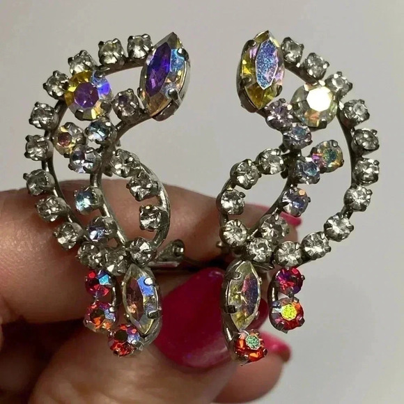 GORGEOUS CLIP ON EARRINGS. DAZZLING RED TIPS. PERFECT FOR A PARTY. - Picture 7 of 9